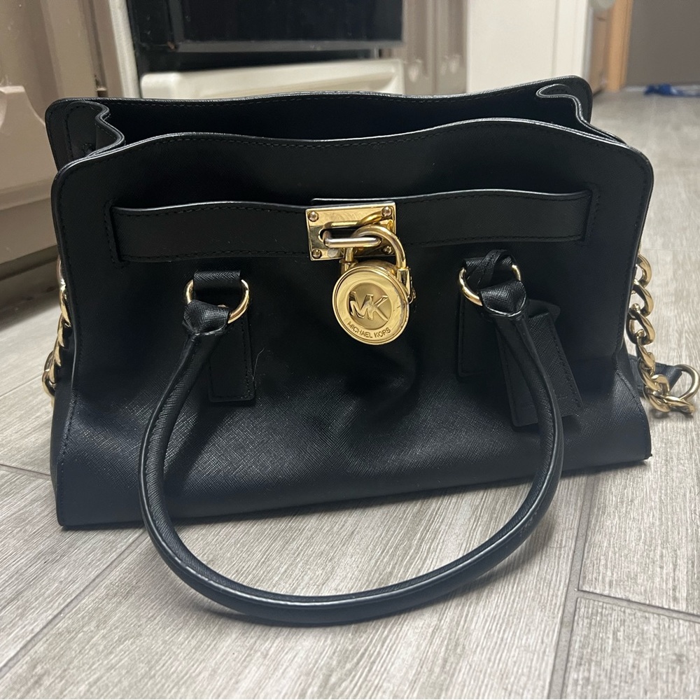 Michael Kors Hamilton purse with key